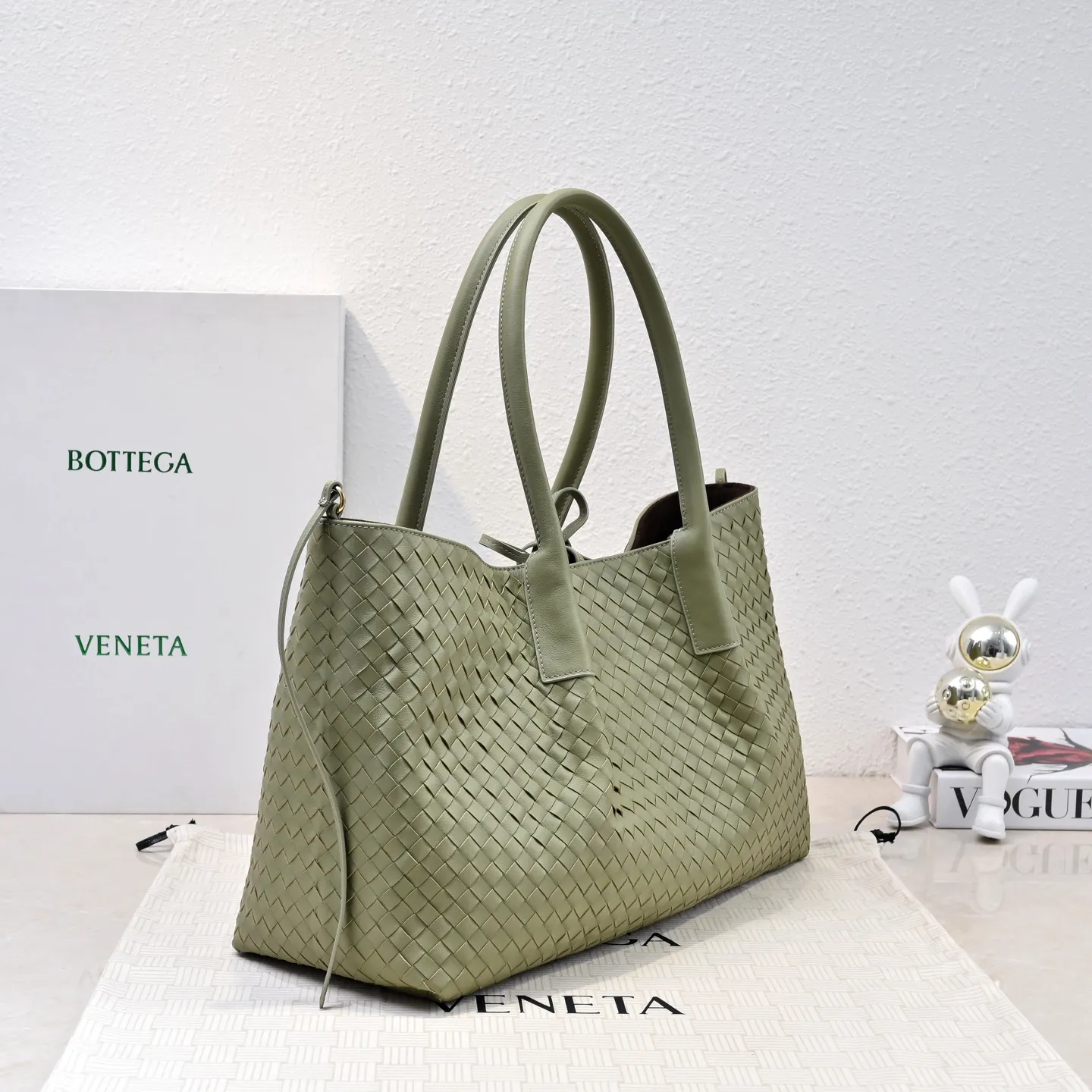 Batch 2360 Bv 2025 early spring series Pinacoteca medium tote handbag. The front is made of classic Intreccia woven cow leather. It is low-key and luxurious. The flip side is made of warm suede. It instantly switches to a lazy and casual style. It has a large internal capacity. It is no pressure to carry a computer for commuting. It is also thoughtfully matched with a small detachable bag. It is full of security. The woven texture is so delicate that you can't put it down. The highlight is that it is super versatile. Come and get your new bag😝 Model: 7166 Size: 23*43*14.5cm